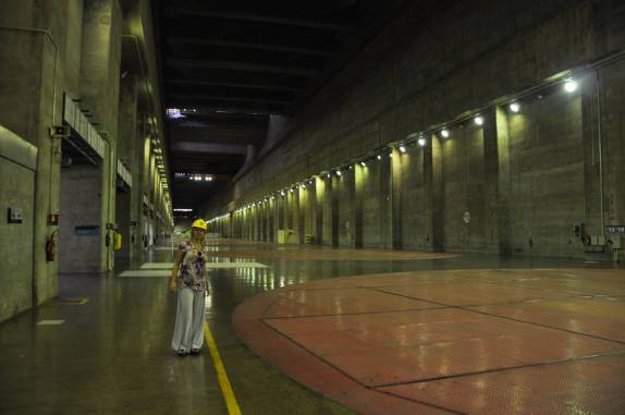 Passando por cima das gigantescas turbinas da Usina de Itaipu, em Foz do Iguaçu, fronteira de Brasil e Paraguai